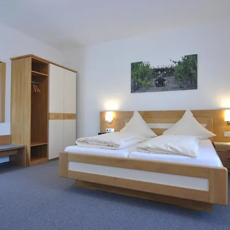 לינה וארוחת בוקר Weinhaus Am Schieferfels Veldenz