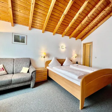 Weinhaus Am Schieferfels ベッド・アンド・ブレックファスト Veldenz