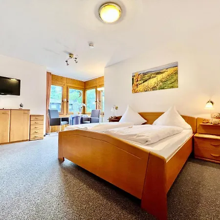 לינה וארוחת בוקר Weinhaus Am Schieferfels 3*