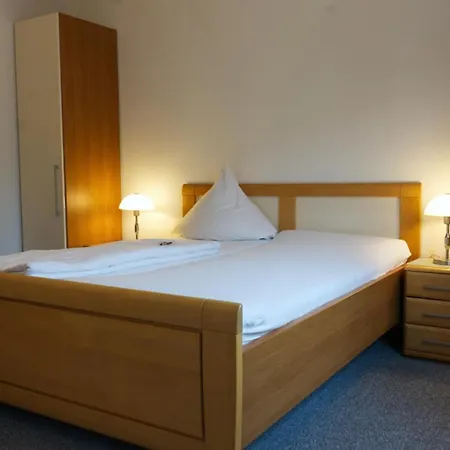 Weinhaus Am Schieferfels לינה וארוחת בוקר Veldenz