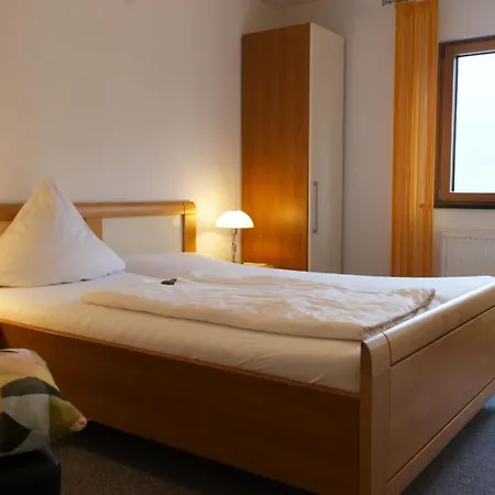 לינה וארוחת בוקר Weinhaus Am Schieferfels Veldenz