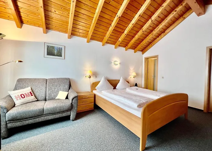 Weinhaus Am Schieferfels B&B Veldenz