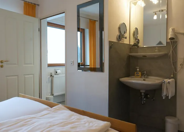 Weinhaus Am Schieferfels B&B Veldenz